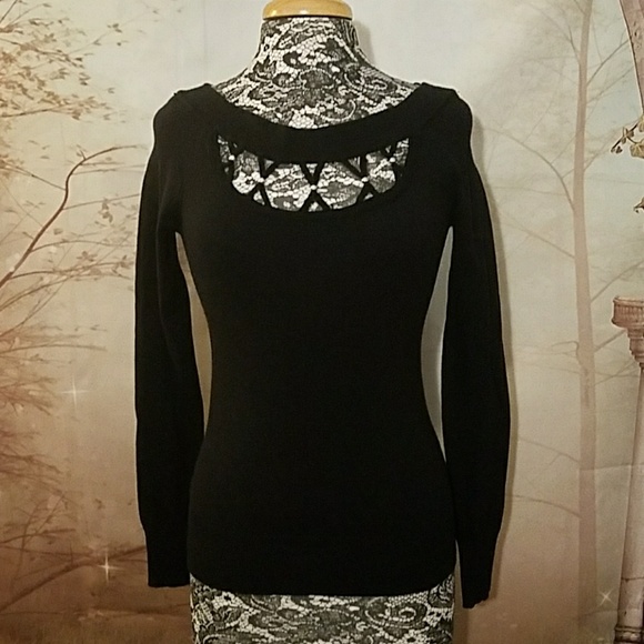 Jennifer Lopez Sweaters - NWOT Jennifer Lopez sweater with cut out design